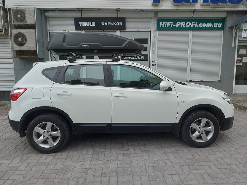 Nissan Qashqai с автобоксом Thule Force XT L